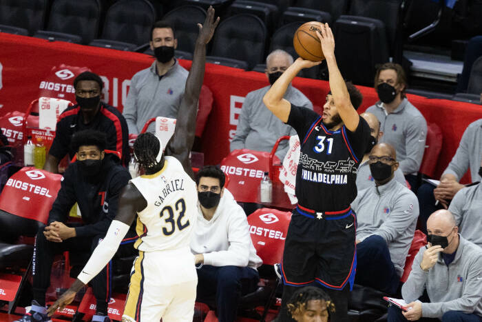 Guard Philadelphia 76ers Seth Curry (31) menembakkan bola dengan tiga angka (REUTERS/Bill Streicher) Guard Philadelphia 76ers Seth Curry (31) menembakkan bola dengan tiga angka