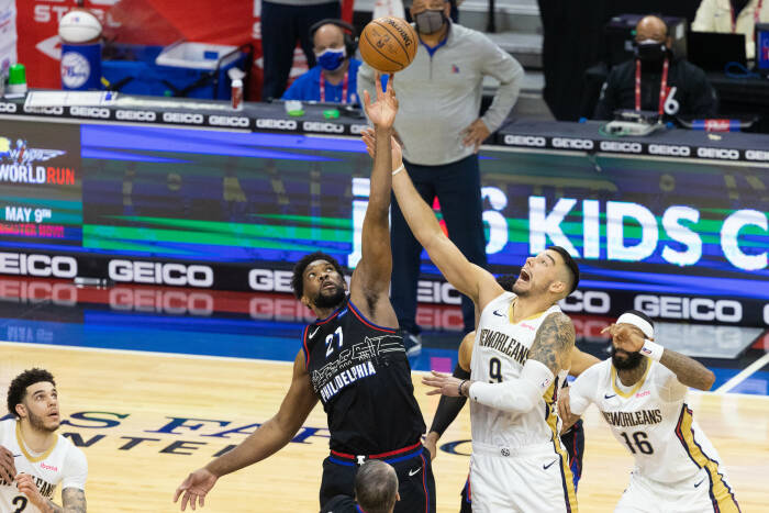 Center Philadelphia 76ers Joel Embiid (21) dan center New Orleans Pelicans Willy Hernangomez (9) bersaing untuk mendapatkan jump ball pada kuarter keempat (REUTERS/Bill Streicher) Center Philadelphia 76ers Joel Embiid (21) dan center New Orleans Pelicans Willy Hernangomez (9) bersaing untuk mendapatkan jump ball pada kuarter keempat