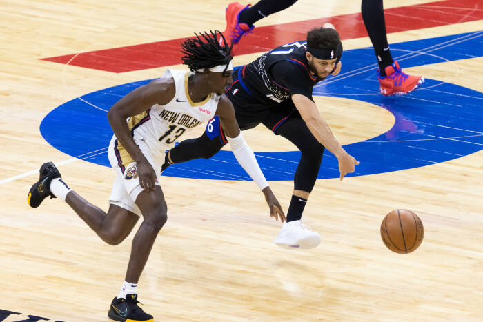 Guard Philadelphia 76ers Seth Curry (31) dan guard New Orleans Pelicans Kira Lewis Jr. (13) mengejar bola lepas (REUTERS/Bill Streicher) Guard Philadelphia 76ers Seth Curry (31) dan guard New Orleans Pelicans Kira Lewis Jr. (13) mengejar bola lepas