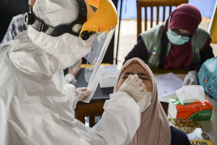 ANTARA FOTO/Hafidz Mubarak A Petugas melakukan swab test antigen kepada pengunjung Rest Area 102 A Tol Cipali