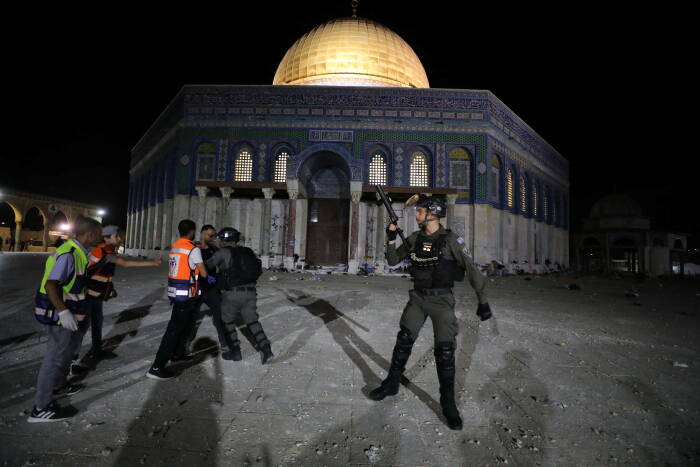Israel menyerang masjid Al Aqsa (REUTERS/Ammar Awad) Israel menyerang masjid Al Aqsa (REUTERS/Ammar Awad)