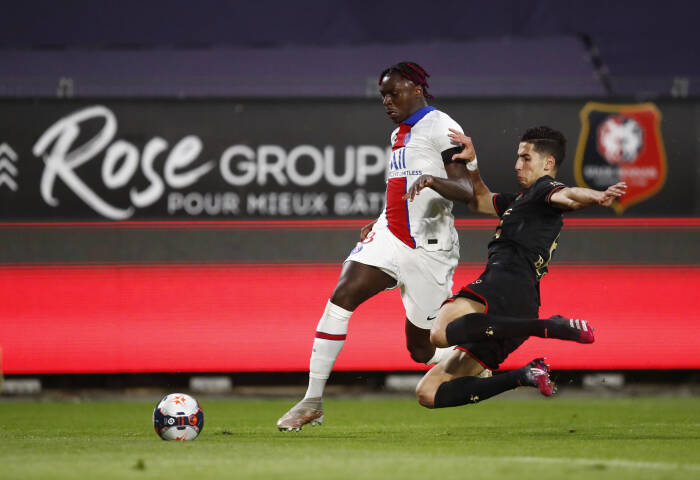 Moise Kean dari Paris St Germain beraksi dengan Nayef Aguerd dari Stade Rennes (REUTERS/Stephane Mahe) Moise Kean dari Paris St Germain beraksi dengan Nayef Aguerd dari Stade Rennes