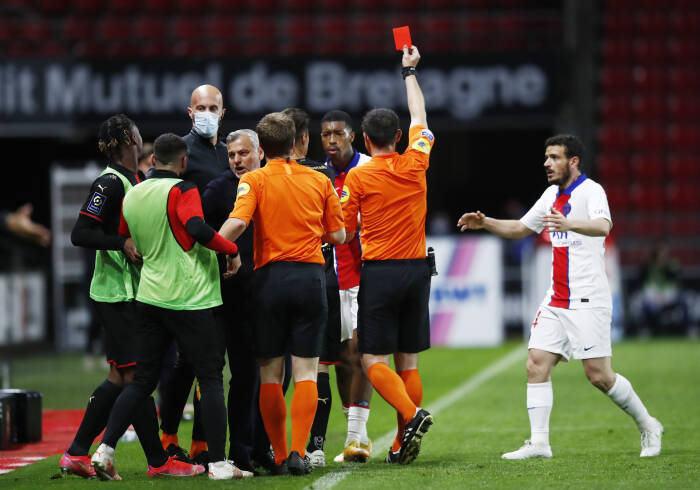 Presnel Kimpembe dari Paris St Germain mendapatkan kartu merah oleh wasit Ruddy Buquet (REUTERS/Stephane Mahe) Presnel Kimpembe dari Paris St Germain mendapatkan kartu merah oleh wasit Ruddy Buquet