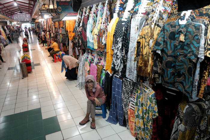 ANTARA FOTO/Andreas Fitri Atmoko Pedagang batik menunggu pembeli di Pasar Beringharjo