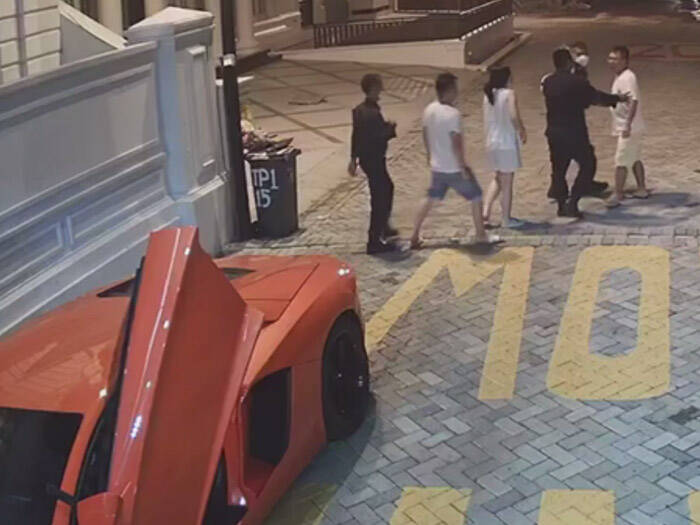 Warga berseteru dengan pengemudi Lamborghini. (Istimewa) Warga berseteru dengan pengemudi Lamborghini. (Istimewa)