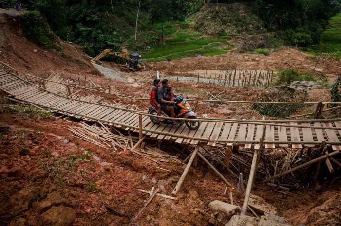 ANTARA FOTO/Muhammad Bagus Khoirunas jembatan yang dibangun secara swadaya di Desa Citorek Kidul