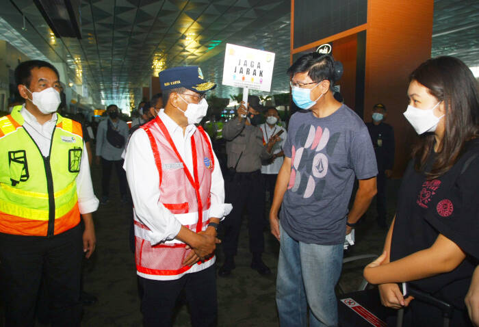 Menteri Perhubungan Budi Karya Sumadi (kedua kiri) didampingi Direktur Utama PT Angkasa Pura II (Persero) Muhammad Awaluddin (kiri) berbincang dengan calon penumpang yang akan bersekolah keluar negeri di Terminal 3