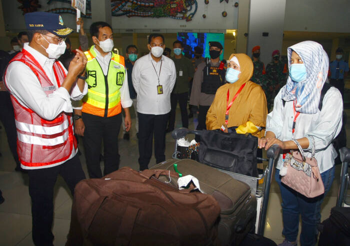 Menteri Perhubungan Budi Karya Sumadi (kiri) didampingi Direktur Utama PT Angkasa Pura II (Persero) Muhammad Awaluddin (kedua kiri) berbincang dengan Pekerja Migran Indonesia (PMI) yang baru saja mendarat di Terminal 3