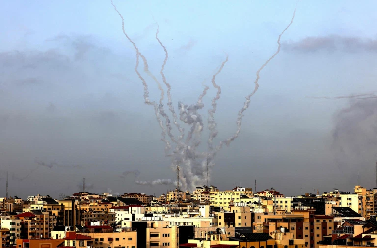 (Photo/Metro UK) Serangan udara militer israel