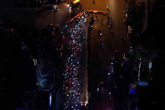 ANTARA FOTO/M Ibnu Chazar Foto udara kendaraan pemudik memutarbalik saat melintasi posko penyekatan mudik di Tanjungpura