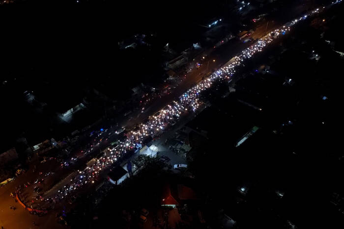 ANTARA FOTO/M Ibnu Chazar Foto udara kendaraan pemudik memutarbalik saat melintasi posko penyekatan mudik di Tanjungpura