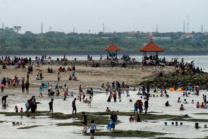 Wisatawan menikmati suasana liburan di Pantai Sanur, Denpasar, Bali, Kamis (13/5/2021). (photo/ANTARA FOTO/Nyoman Hendra Wibowo) Wisatawan menikmati suasana liburan di Pantai Sanur, Denpasar, Bali, Kamis (13/5/2021). (photo/ANTARA FOTO/Nyoman Hendra Wibowo)