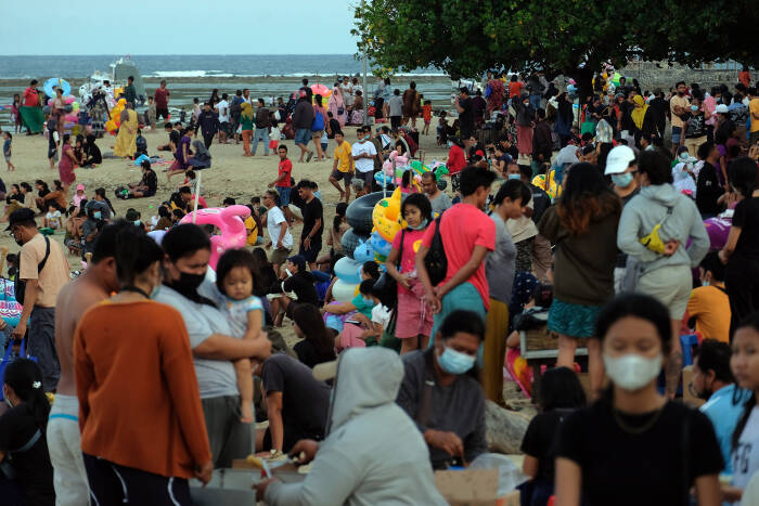 Wisatawan menikmati suasana liburan di Pantai Sanur, Denpasar, Bali, Kamis (13/5/2021). (photo/ANTARA FOTO/Nyoman Hendra Wibowo) Wisatawan menikmati suasana liburan di Pantai Sanur, Denpasar, Bali, Kamis (13/5/2021). (photo/ANTARA FOTO/Nyoman Hendra Wibowo)