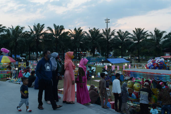 ANTARA FOTO/Siswowidodo Warga menikmati suasana petang di kawasan alun-alun saat liburan Idul Fitri di Kota Madiun