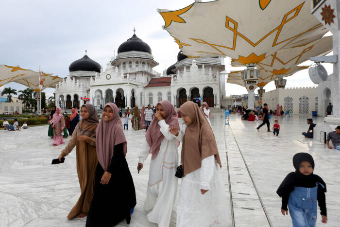 ANTARA FOTO/Irwansyah Putra Warga memadati Masjid Raya Baiturrahman yang telah menjadi salah satu tempat wisata religi di Banda Aceh
