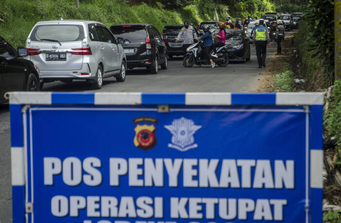 Petugas gabungan memutar balik pengendara (ANTARA FOTO/Novrian Arbi) Petugas gabungan memutar balik pengendara (ANTARA FOTO/Novrian Arbi)