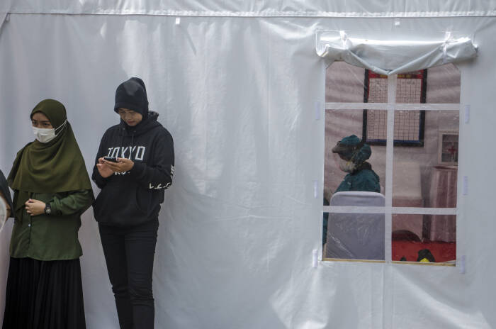 Warga menunggu hasil tes usap antigen (ANTARA FOTO/Novrian Arbi) Warga menunggu hasil tes usap antigen