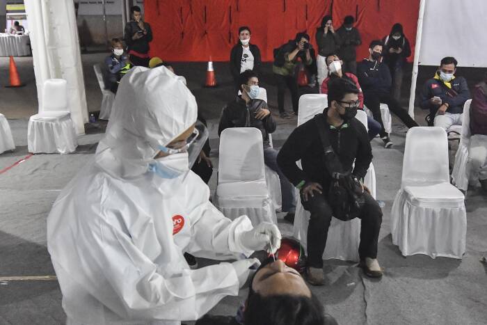 Petugas medis melakukan tes usap antigen (ANTARA FOTO/ Fakhri Hermansyah) Petugas medis melakukan tes usap antigen (ANTARA FOTO/ Fakhri Hermansyah)
