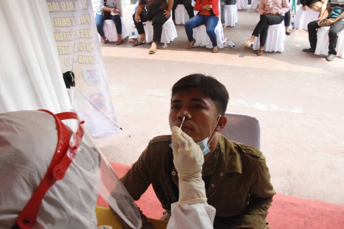 ANTARA FOTO/Indrianto Eko Suwarso warga pemudik menjalani pemeriksaan rapid tes antigen di Kampung Tangguh Jaya Sawah Besar