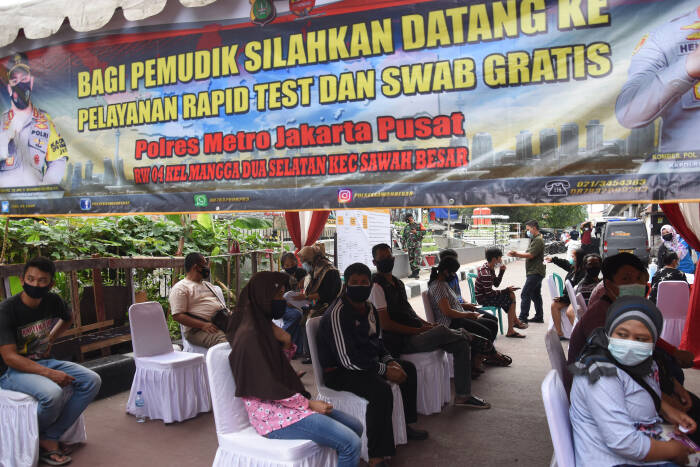 ANTARA FOTO/Indrianto Eko Suwarso warga pemudik menjalani pemeriksaan rapid tes antigen di Kampung Tangguh Jaya Sawah Besar