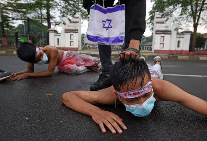 ANTARA FOTO/Asep Fathulrahman Sejumlah aktivis HMI (Himpunan Mahasiswa Islam) Banten berunjuk rasa dengan menggelar aksi teatrikal memprotes kekejaman Israel terhadap warga Palestina