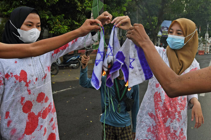 ANTARA FOTO/Asep Fathulrahman Sejumlah aktivis HMI (Himpunan Mahasiswa Islam) Banten berunjuk rasa dengan menggelar aksi teatrikal memprotes kekejaman Israel terhadap warga Palestina
