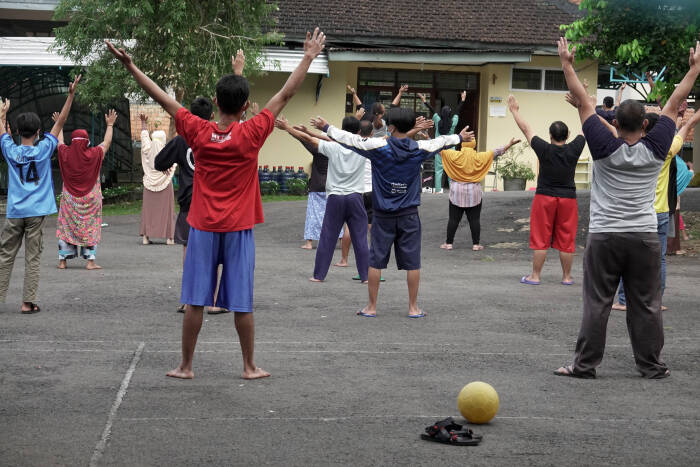 ANTARA FOTO/Idhad Zakaria Sejumlah warga yang terkonfirmasi positif COVID-19 melakukan kegiatan luar ruangan, di lokasi karantina Balai Diklat Baturraden
