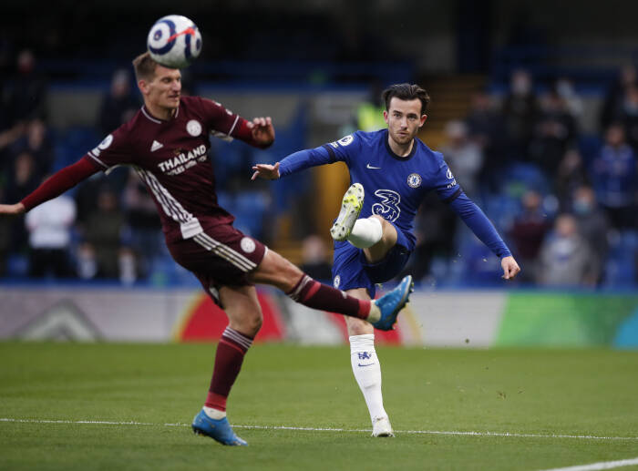 Ben Chilwell dari Chelsea beraksi dengan Marc Albrighton dari Leicester City (REUTERS/Peter Cziborra) Ben Chilwell dari Chelsea beraksi dengan Marc Albrighton dari Leicester City