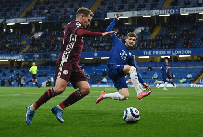 Marc Albrighton dari Leicester City beraksi dengan pemain Chelsea Timo Werner (REUTERS/Glyn Kirk) Marc Albrighton dari Leicester City beraksi dengan pemain Chelsea Timo Werner