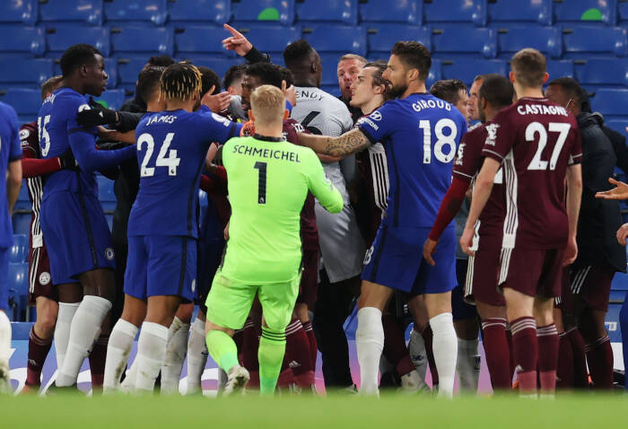 Pemain Leicester City dan Chelsea bentrok (REUTERS/Catherine Ivill) Pemain Leicester City dan Chelsea bentrok