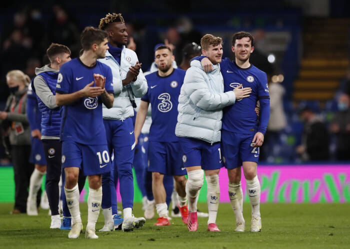 Para pemain Chelsea memberi tepuk tangan kepada penggemar selama putaran apresiasi setelah pertandingan (REUTERS/Peter Cziborra) Para pemain Chelsea memberi tepuk tangan kepada penggemar selama putaran apresiasi setelah pertandingan