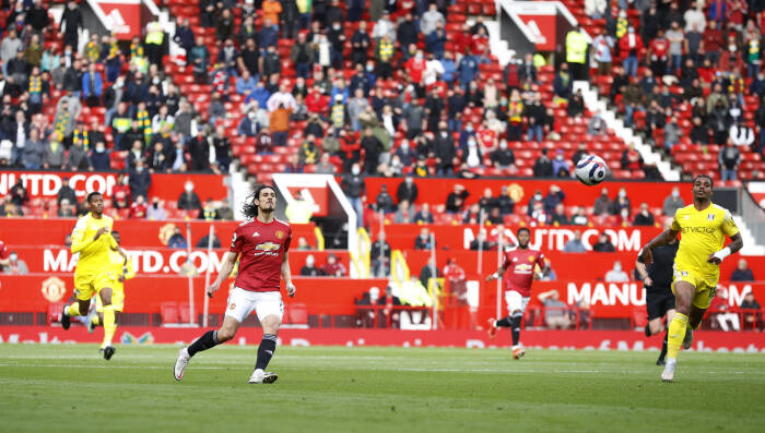 Edinson Cavani dari Manchester United mencetak gol pertama mereka