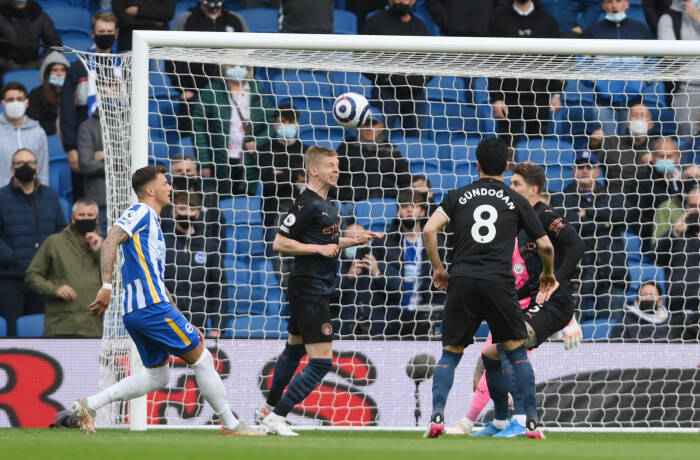 Oleksandr Zinchenko dari Manchester City beraksi (REUTERS/Mike Hewitt) Oleksandr Zinchenko dari Manchester City beraksi