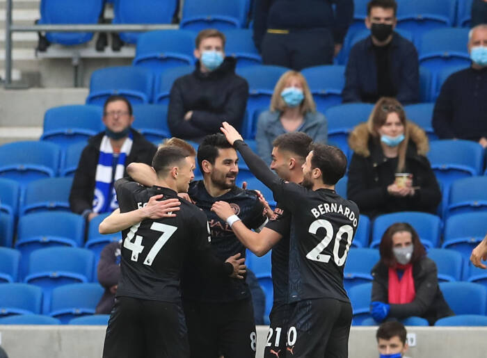 Ilkay Gundogan dari Manchester City merayakan mencetak gol pertama mereka dengan rekan satu tim (REUTERS/Gareth Fuller) Ilkay Gundogan dari Manchester City merayakan mencetak gol pertama mereka dengan rekan satu tim