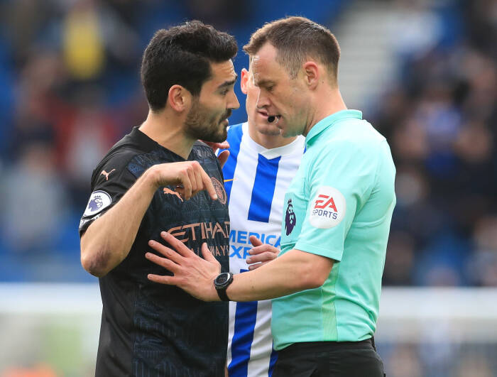 Ilkay Gundogan dari Manchester City memprotes dengan wasit Stuart Attwell setelah Joao Cancelo mendapat kartu merah (REUTERS/Gareth Fuller) Ilkay Gundogan dari Manchester City memprotes dengan wasit Stuart Attwell setelah Joao Cancelo mendapat kartu merah