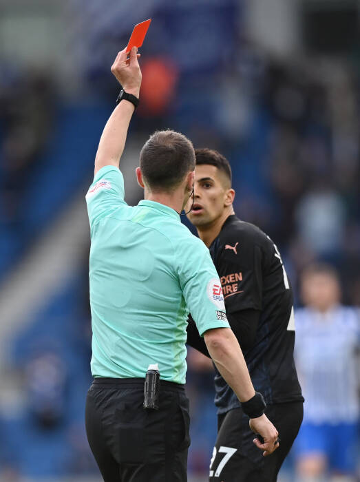 Joao Cancelo dari Manchester City mendapat kartu merah oleh wasit Stuart Attwell (REUTERS/Justin Setterfield) Joao Cancelo dari Manchester City mendapat kartu merah oleh wasit Stuart Attwell