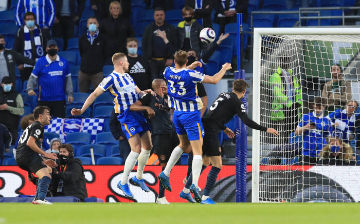 Adam Webster dari Brighton & Hove Albion mencetak gol kedua mereka (REUTERS/Gareth Fuller) Adam Webster dari Brighton & Hove Albion mencetak gol kedua mereka
