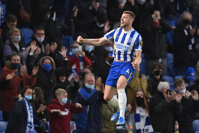 Adam Webster dari Brighton & Hove Albion merayakan dengan mencetak gol kedua mereka (REUTERS/Justin Setterfield) Adam Webster dari Brighton & Hove Albion merayakan dengan mencetak gol kedua mereka