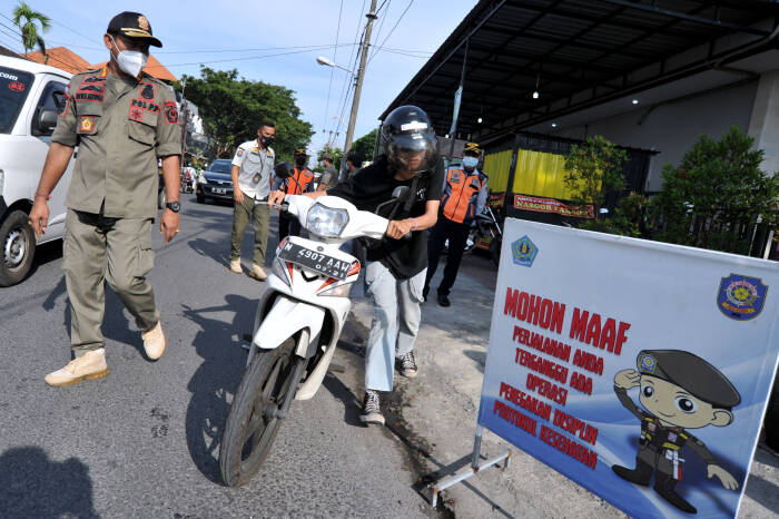 Petugas menghentikan pengendara yang tidak mengenakan masker (ANTARA FOTO/Fikri Yusuf) Petugas menghentikan pengendara yang tidak mengenakan masker (ANTARA FOTO/Fikri Yusuf)