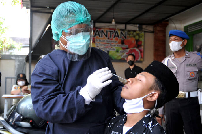 Petugas melakukan tes cepat (rapid test) Antigen COVID-19 terhadap warga yang tidak mengenakan masker (ANTARA FOTO/Fikri Yusuf) Petugas melakukan tes cepat (rapid test) Antigen COVID-19 terhadap warga yang tidak mengenakan masker