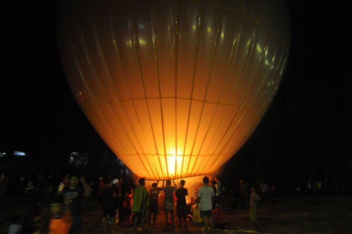 ANTARA FOTO/Saiful Bahri Warga bersiap menerbangkan balon asap di Desa Blumbungan