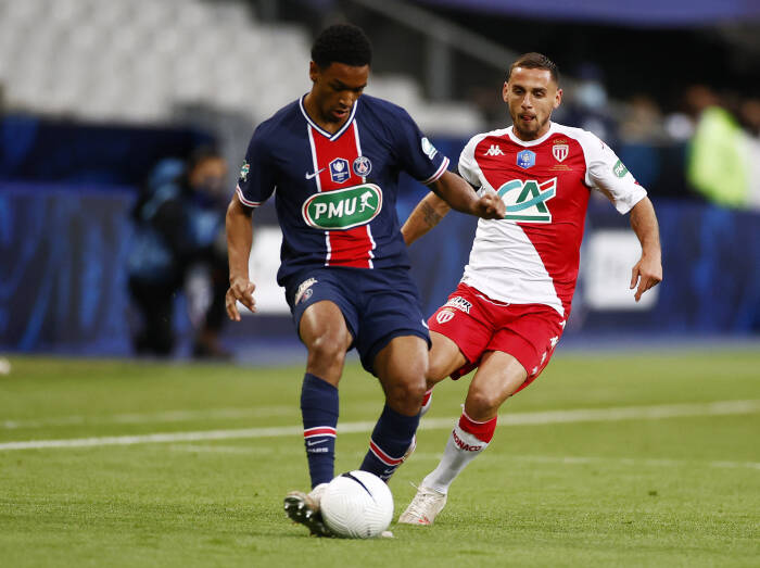 Abdou Diallo dari Paris St Germain beraksi dengan Ruben Aguilar dari AS Monaco (REUTERS/Christian Hartmann) Abdou Diallo dari Paris St Germain beraksi dengan Ruben Aguilar dari AS Monaco