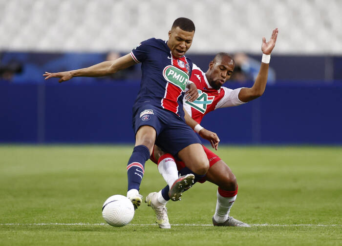 Kylian Mbappe dari Paris St Germain beraksi dengan Djibril Sidibe dari AS Monaco (REUTERS/Christian Hartmann) Kylian Mbappe dari Paris St Germain beraksi dengan Djibril Sidibe dari AS Monaco