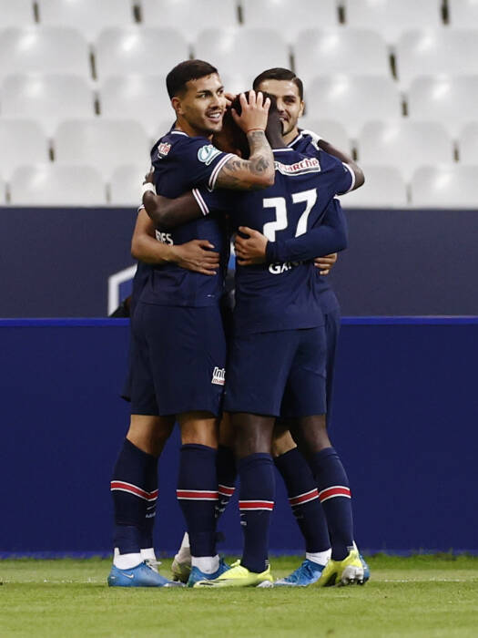 Mauro Icardi dari Paris St Germain merayakan gol pertama mereka dengan rekan satu tim (REUTERS/Christian Hartmann) Mauro Icardi dari Paris St Germain merayakan gol pertama mereka dengan rekan satu tim