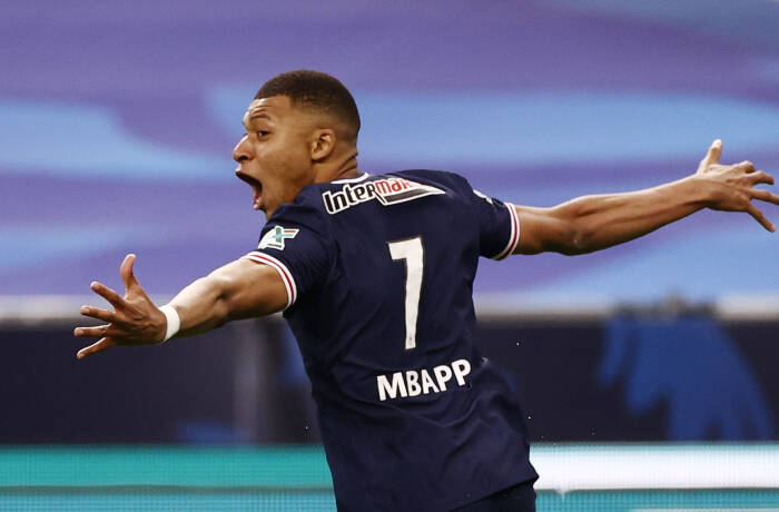 Kylian Mbappe dari Paris St Germain merayakan dengan mencetak gol kedua mereka (REUTERS/Christian Hartmann) Kylian Mbappe dari Paris St Germain merayakan dengan mencetak gol kedua mereka