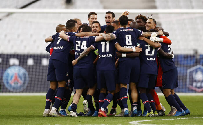 Para pemain Paris St Germain merayakan kemenangan Piala Prancis (REUTERS/Christian Hartmann) Para pemain Paris St Germain merayakan kemenangan Piala Prancis
