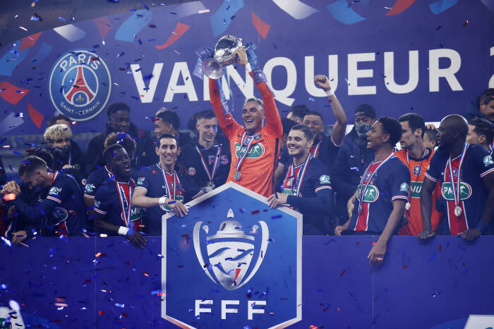 Para pemain Paris St Germain merayakan kemenangan Piala Prancis dengan trofi tersebut (REUTERS/Christian Hartmann) Para pemain Paris St Germain merayakan kemenangan Piala Prancis dengan trofi tersebut