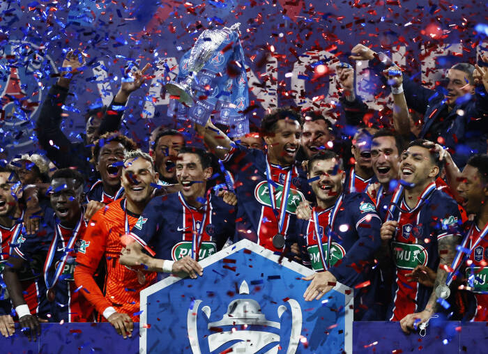 Para pemain Paris St Germain merayakan kemenangan Piala Prancis dengan trofi tersebut (REUTERS/Christian Hartmann) Para pemain Paris St Germain merayakan kemenangan Piala Prancis dengan trofi tersebut