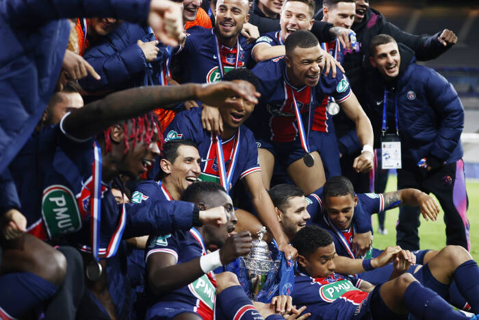 REUTERS/Christian Hartmann Para pemain Paris St Germain merayakan kemenangan Piala Prancis dengan trofi tersebut