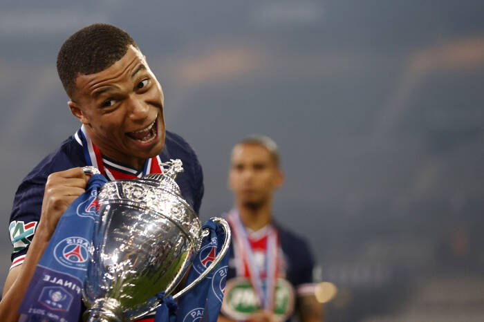 Kylian Mbappe dari Paris St Germain merayakan kemenangan Piala Prancis dengan trofi (REUTERS/Christian Hartmann) Kylian Mbappe dari Paris St Germain merayakan kemenangan Piala Prancis dengan trofi tersebut